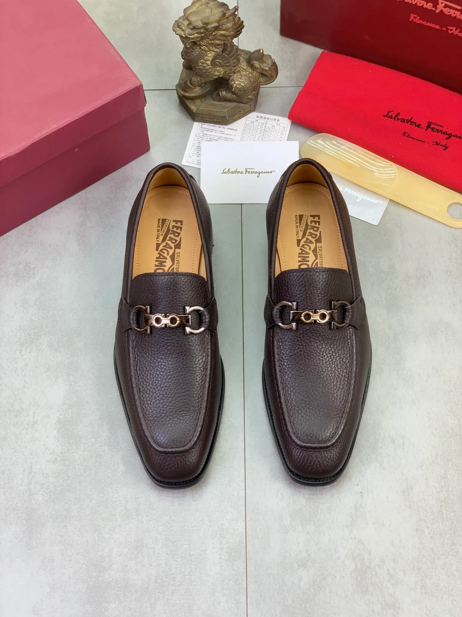 Men's Men's Shoes 💰P460💰[New Style] Water-dyed Niuli 🆘[Salvatore Ferragamo] Ferragamo's latest casual business leather shoes for men! Available at counters simultaneously! The fabric is made of specially imported original pebbled calfskin, and the lining is made of imported water-dyed cowhide. It is absolutely luxurious and leads the fashion trend. Matching code: 38-47 black and brown optional